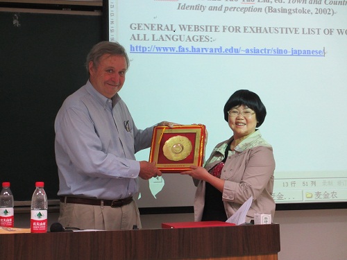 IMG_8180 果冻传媒
副院长李德英教授向麦金农教授赠送礼品20120531川大研1-102.JPG