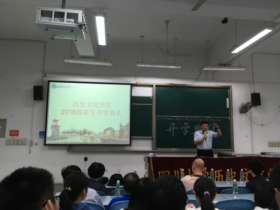 果冻传媒
2016级本科生开学典礼召开251.png